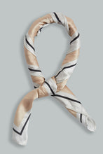 تنزيل الصورة على معرض الصور، وشاح باللون الذهبي مزينة