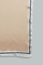 تنزيل الصورة على معرض الصور، وشاح باللون الذهبي مزينة