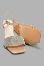 تنزيل الصورة على معرض الصور، صندل بكعب مزين باللون البيج