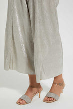 تنزيل الصورة على معرض الصور، صندل بكعب مزين باللون البيج