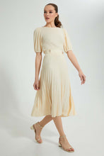 تنزيل الصورة على معرض الصور، بلوزة كروب باللون البيج