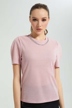 تنزيل الصورة على معرض الصور، بلوزة باللون الوردي مزينة بسلسال وأكمام منفوشة