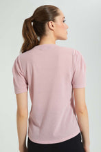 تنزيل الصورة على معرض الصور، بلوزة باللون الوردي مزينة بسلسال وأكمام منفوشة