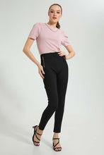 تنزيل الصورة على معرض الصور، بلوزة باللون الوردي مزينة بسلسال وأكمام منفوشة