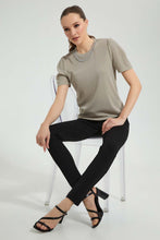 تنزيل الصورة على معرض الصور، بلوزة باللون الأخضر مزينة بسلسال وأكمام منفوشة