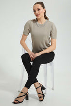 تنزيل الصورة على معرض الصور، بلوزة باللون الأخضر مزينة بسلسال وأكمام منفوشة