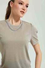 تنزيل الصورة على معرض الصور، بلوزة باللون الأخضر مزينة بسلسال وأكمام منفوشة