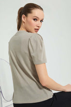 تنزيل الصورة على معرض الصور، بلوزة باللون الأخضر مزينة بسلسال وأكمام منفوشة