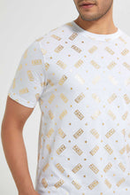 تنزيل الصورة على معرض الصور، تيشيرت باللون الأبيض مطبوع