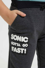 تنزيل الصورة على معرض الصور، بنطلون رياضي باللون الرمادي الداكن بطبعة سونيك