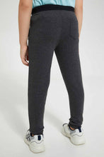 تنزيل الصورة على معرض الصور، بنطلون رياضي باللون الرمادي الداكن بطبعة سونيك