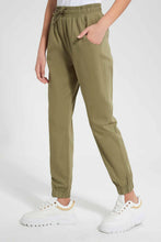 تنزيل الصورة على معرض الصور، بنطلون رياضي سادة باللون الزيتي