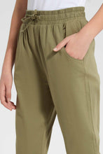 تنزيل الصورة على معرض الصور، بنطلون رياضي سادة باللون الزيتي