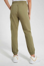 تنزيل الصورة على معرض الصور، بنطلون رياضي سادة باللون الزيتي