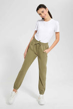 تنزيل الصورة على معرض الصور، بنطلون رياضي سادة باللون الزيتي