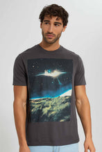 تنزيل الصورة على معرض الصور، Redtag-Grey-Graphic-T-Shirt-Category:T-Shirts,-Colour:Dark-Grey,-Filter:Men's-Clothing,-Men-T-Shirts,-New-In,-New-In-Men-APL,-Non-Sale,-RMD-add,-S22C,-Section:Men,-TBL-Men's-