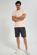 تنزيل الصورة على معرض الصور، شورت باللون الرمادي الداكن مطبوع