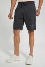 تنزيل الصورة على معرض الصور، شورت باللون الرمادي الداكن مطبوع