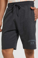 تنزيل الصورة على معرض الصور، شورت باللون الرمادي الداكن مطبوع