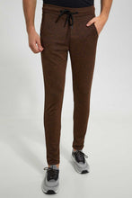 تنزيل الصورة على معرض الصور، بنطلون بحصر مطاطي باللون البني