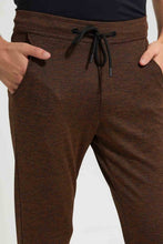 تنزيل الصورة على معرض الصور، بنطلون بحصر مطاطي باللون البني