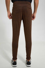 تنزيل الصورة على معرض الصور، بنطلون بحصر مطاطي باللون البني