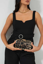 تنزيل الصورة على معرض الصور، طقم مجوهرات باللون الذهبي مزين