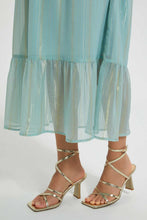 تنزيل الصورة على معرض الصور، صندل باللون الذهبي بأشرطة