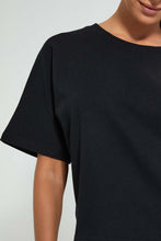 تنزيل الصورة على معرض الصور، بلوزة رياضية باللون الأسود