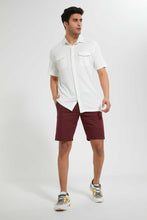 تنزيل الصورة على معرض الصور، قميص بجيوب باللون الأبيض