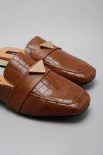 Load image into Gallery viewer, Brown Closed Toe Mule With Trim
