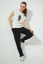 تنزيل الصورة على معرض الصور، Redtag-White-Oversized-T-Shirt-Graphic-Prints-Women&#39;s-
